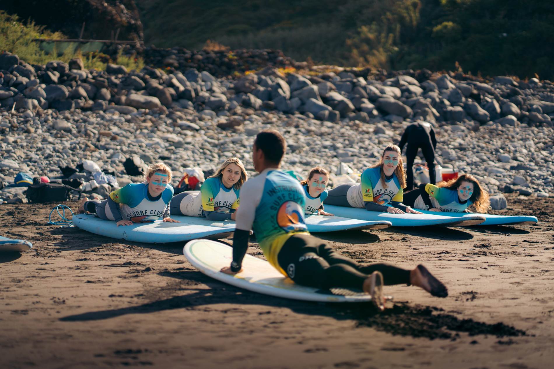 Surf Clube da Madeira lesson: students practising on the beach with their instructor